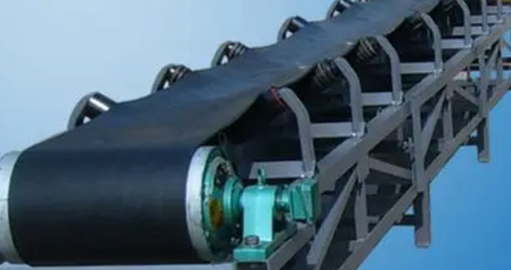 槽型帶式輸送機有什么優(yōu)點？